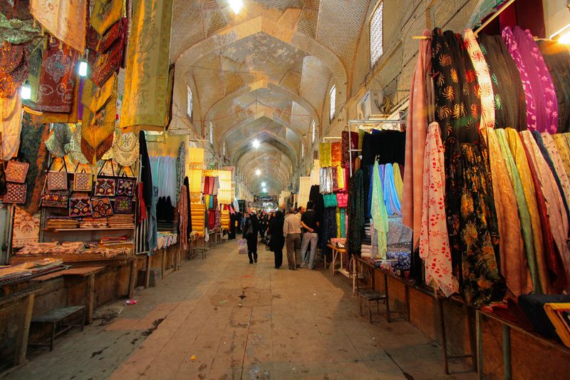 بازار وکیل از دیدنیهای شیراز در شب