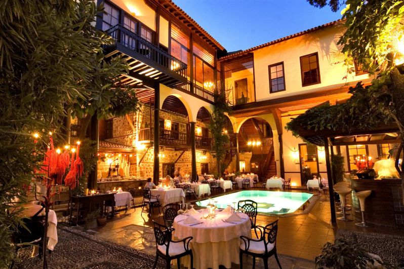 رستوران آلپ پاشا در هنگام سفر به آنتالیا در پاییز
