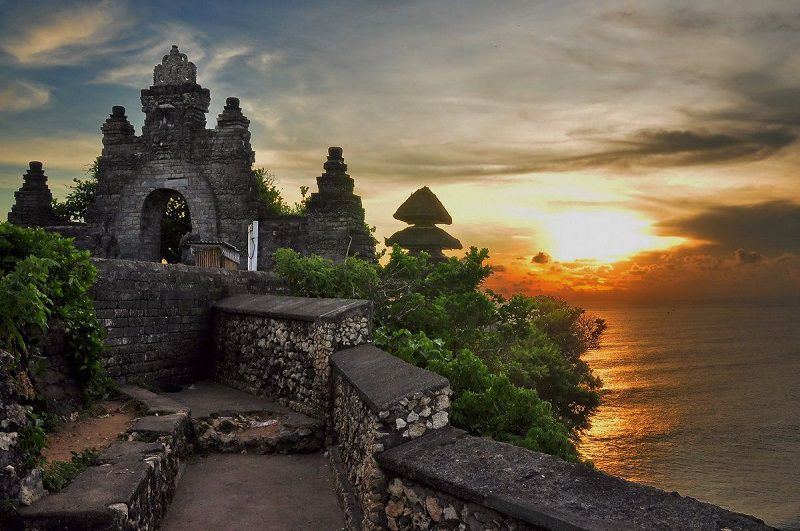 معبد اولوواتو از مناطق دیدنی بالی اندونزی