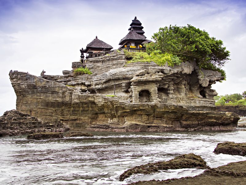 هنگام مسافرت به بالي سری به معبد تانا لوط بزنید.