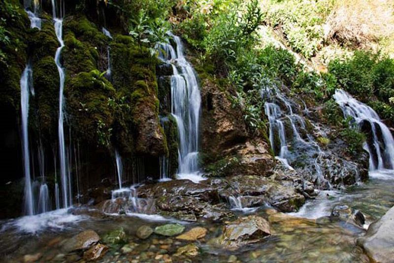 آبشار هفت چشمه یکی از جاهای دیدنی کرج در تابستان