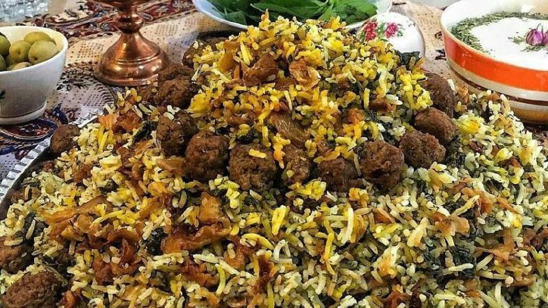 کلم پلو یکی از غذاهای خوشمزه سفر به شیراز