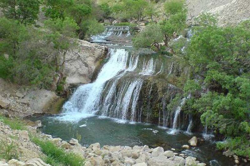 آبشار چاران یکی از جاهای دیدنی کرج در بهار