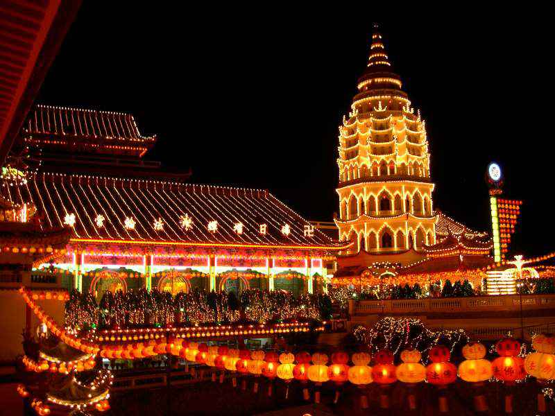 نمایی از معبد کک لوک سی - سفر به مالزی بدون ویزا است !