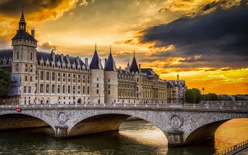 ساختمان La Conciergerie از جاذبه های گردشگری پاریس فرانسه