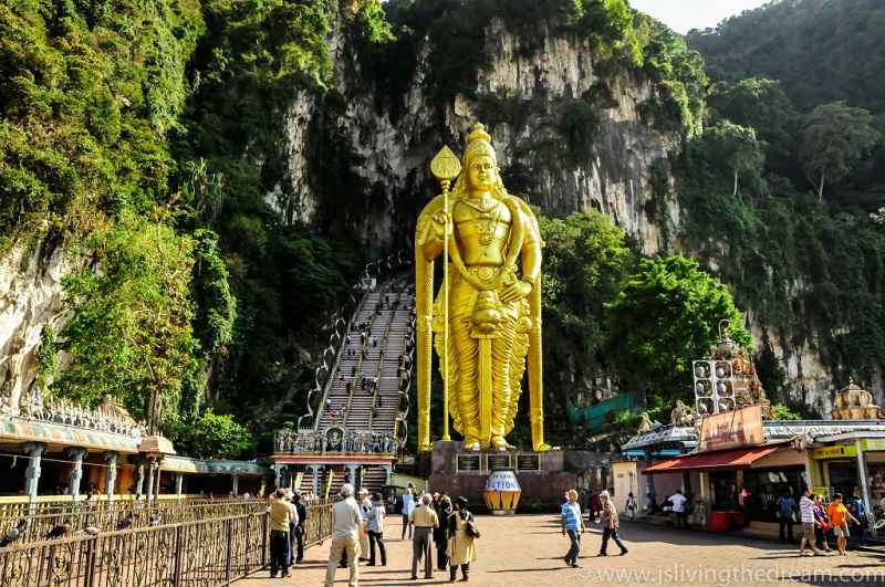 نمایی از معبد غارهای باتو هنگام سفر به مالزی در تابستان